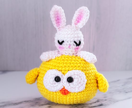 Pajarito amarillo con conejo en su cabeza. Crochet hechos en lana. Colaboración con Kathe´s Creations by Cely Cruz.