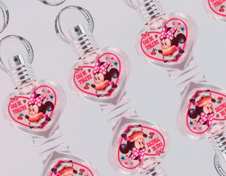 Perfume de Minnie Mouse rodeado por fresas sobre cartulina blanca. Minnie Mouse Lovers Session by Cely Cruz