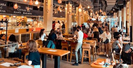 Foto de restaurante con muchos comensales. Artículo 14 ideas creativas de estrategias digitales para restaurantes. Vibra Creativa by Cely Cruz.