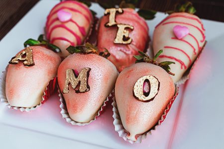 Fresas bañadas en chocolate blanco con letras que dicen Te amo. Foto para artículo de blog Nathy´s Sweet para Vibra Creativa. By Cely Cruz.