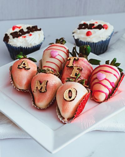 Fresas bañadas en chocolate blanco con letras que dicen Te amo. Foto para artículo de blog Nathy´s Sweet para Vibra Creativa. By Cely Cruz.