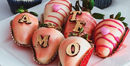 Fresas bañadas en chocolate blanco con letras que dicen Te amo. Foto para artículo de blog Nathy´s Sweet para Vibra Creativa. By Cely Cruz.