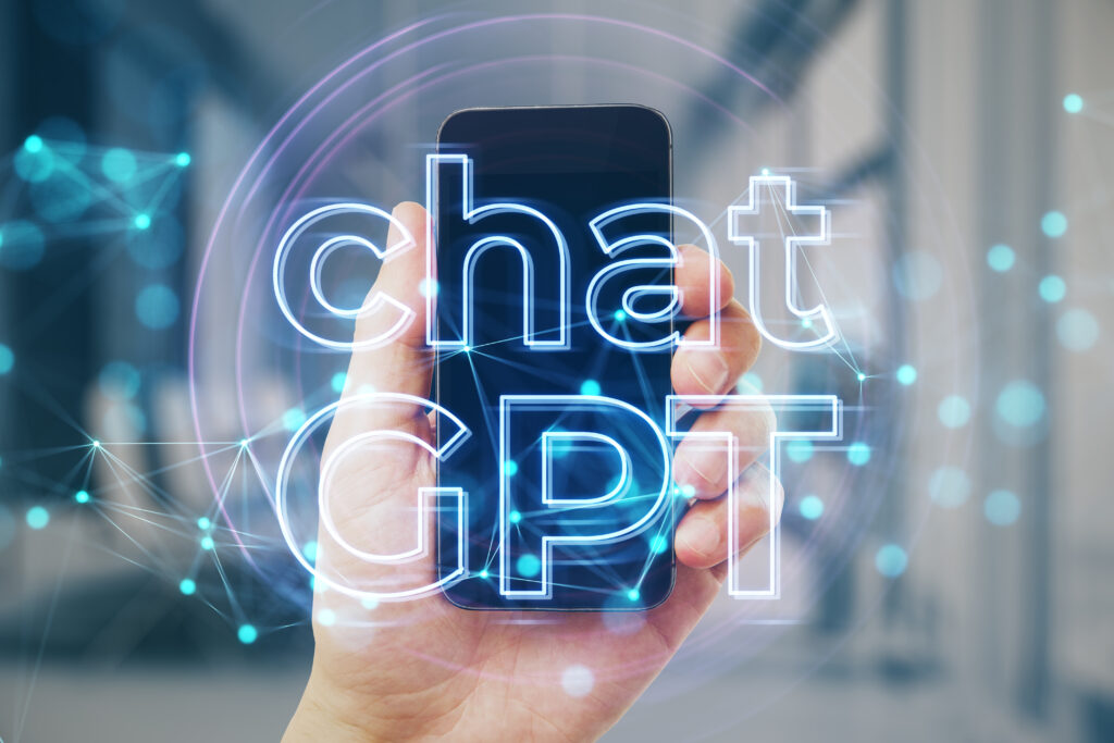 Potencia tu creatividad sin perder autenticidad con IA. Primer plano de la mano de un hombre sosteniendo un teléfono celular con un holograma brillante de chat gpt en el fondo borroso de una oficina. IA, tecnología futurista y robots en sistemas en línea. Doble exposición